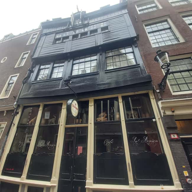 Amsterdam: Spanish Tour Unmasking the Redlight District - The canals and the making of the Red Light District