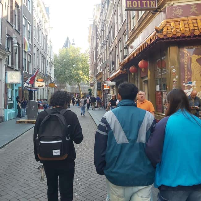 Amsterdam: Spanish Tour Unmasking the Redlight District - Warmoesstraat and the district’s working streets