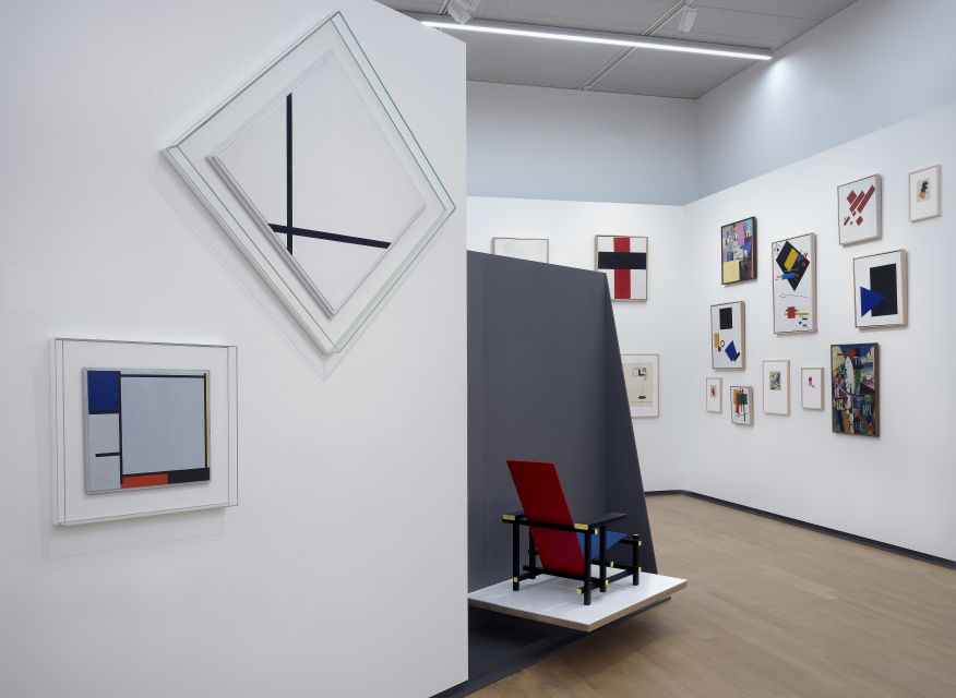 Amsterdam: Stedelijk Museum and 1-Hour Canal Cruise - Audio guides, languages, and the level of independence