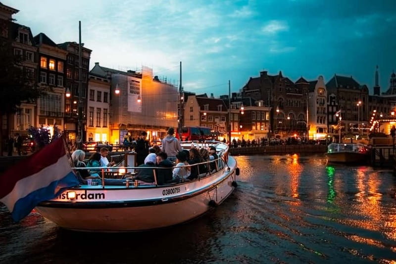 Amsterdam: The Bulldog Boat Smoke and Booze Cruise - Why the crew matters more than the script