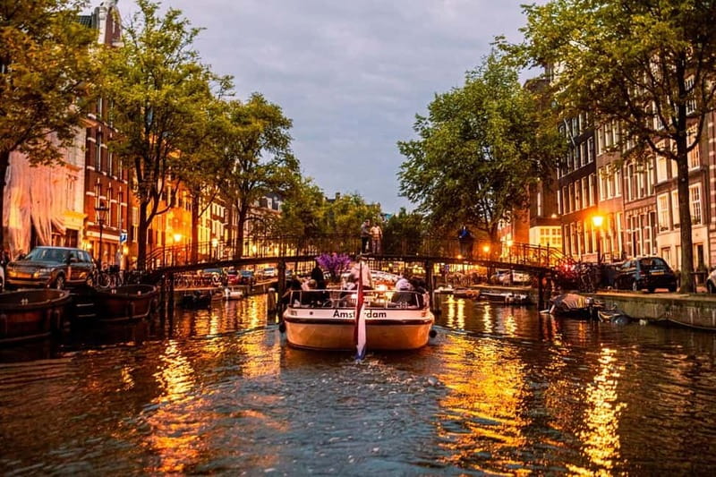 Amsterdam: The Bulldog Boat Smoke and Booze Cruise - Who should book this cruise?