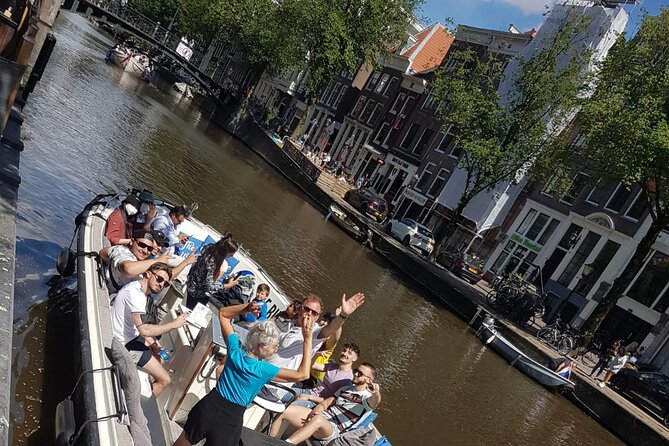 Amsterdam The Bulldog Boat Smoke Friendly Cruise + 2 drinks - Why the crew matters so much
