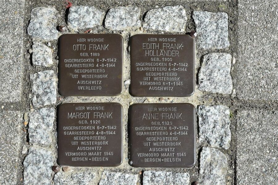 Amsterdam: The Life of Anne Frank Walking Tour - Finding the bookstore connected to Anne’s diary