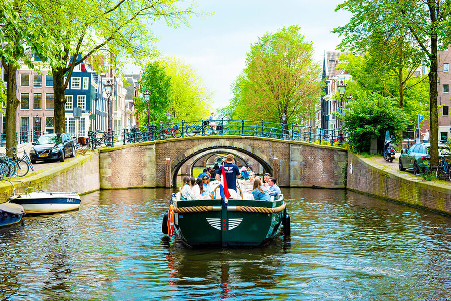 Amsterdam: The Newest Canal Cruise with Drink Option - Choosing the drink option