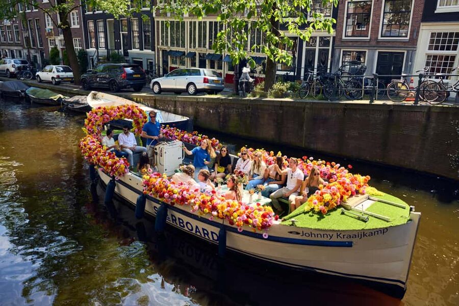 Amsterdam: The Original Flower Boat with Local Guide and Bar - Why the Flower Boat Works So Well for a First Canal Ride