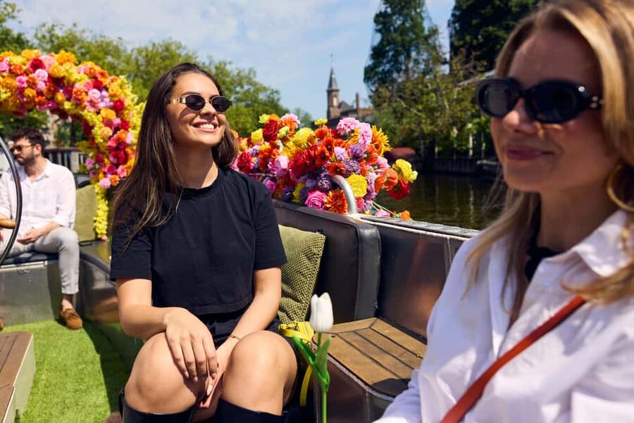 Amsterdam: The Original Flower Boat with Local Guide and Bar - The Skinny Bridge in Two Minutes