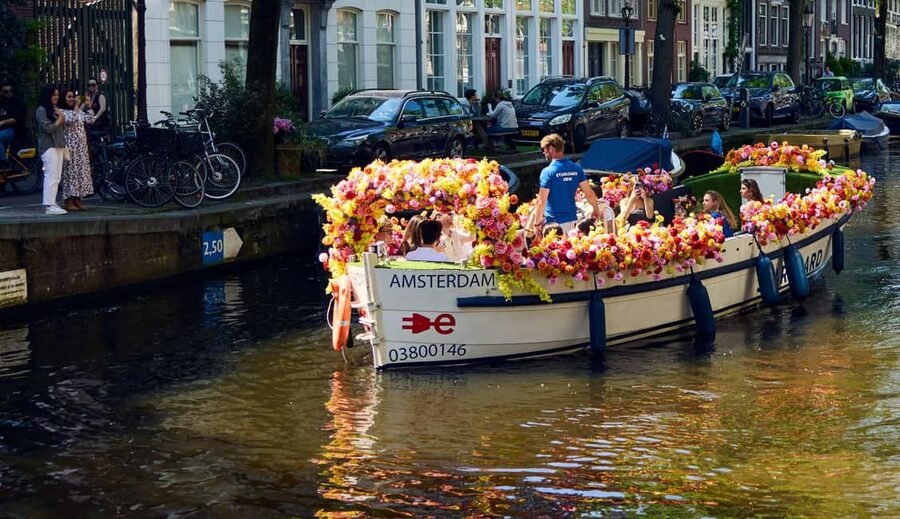 Amsterdam: The Original Flower Boat with Local Guide and Bar - What the Guide Adds to the Ride