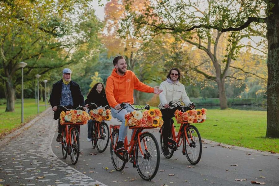 Amsterdam: Top Highlights Guided Bike Tour EN/DE/ES/FR/IT/CN - Why a bicycle is the right way to see Amsterdam