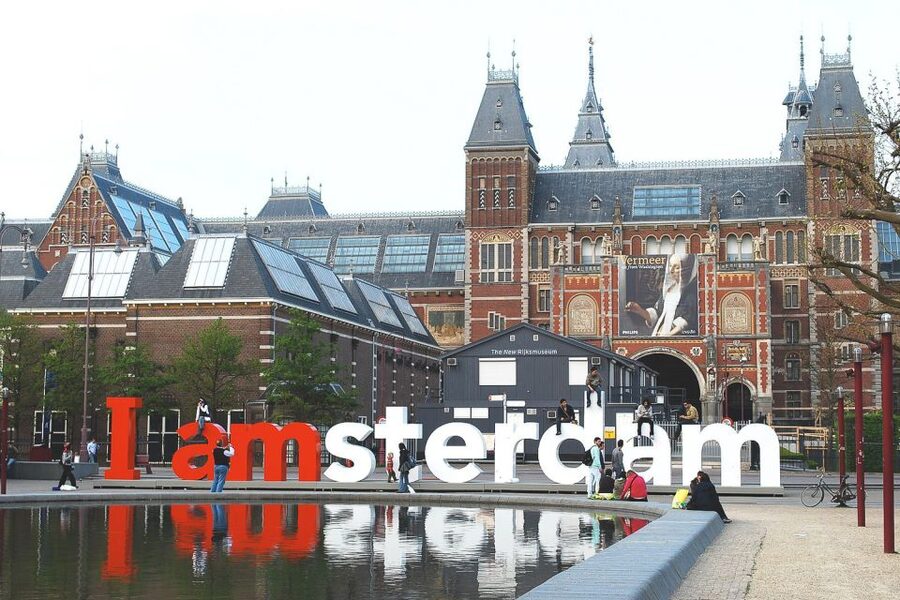 Amsterdam: Van Gogh Museum Masterpieces Tour up to 8 guests - What the guide adds in a crowded museum