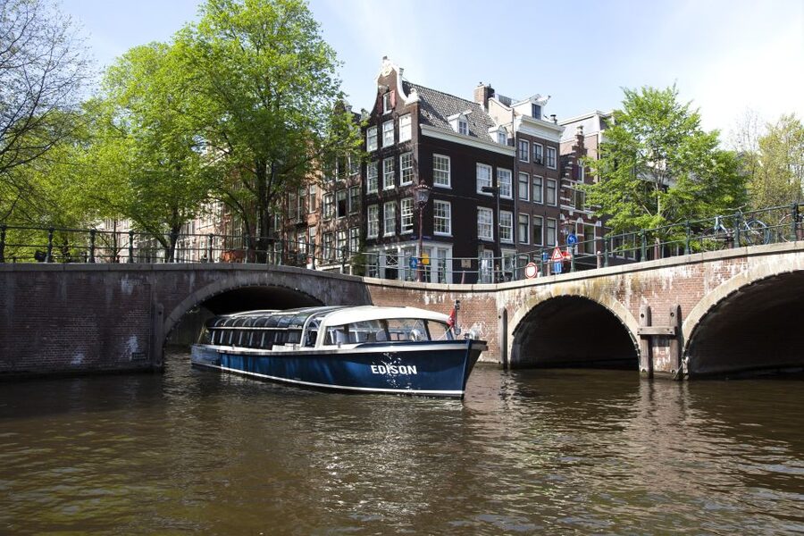 Amsterdam: Van Gogh Museum Ticket and City Canal Cruise - What the cruise commentary adds