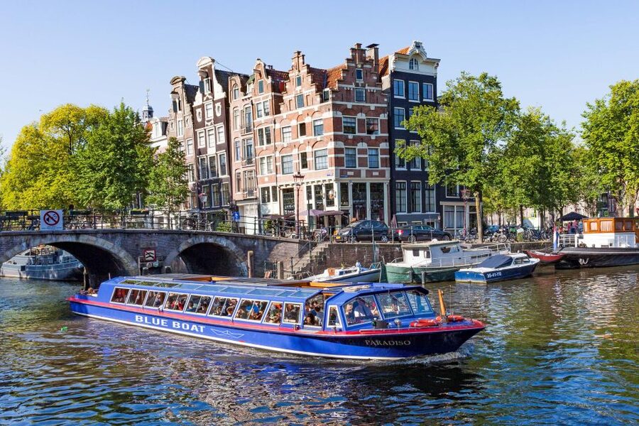 Amsterdam: Van Gogh Museum Ticket and City Canal Cruise - Small details that make the visit easier