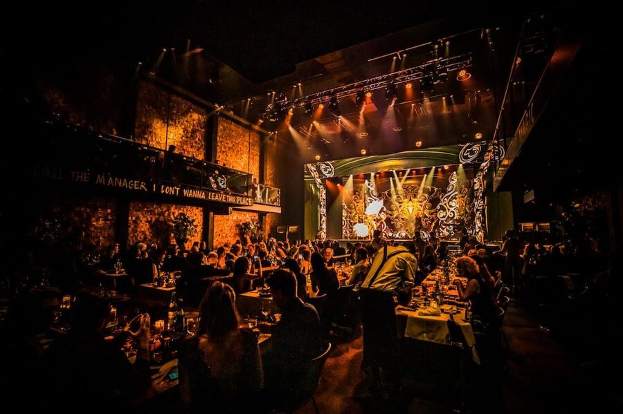 Amsterdam: VEGAS Dinner Show with 3-Course Sharing Menu - Booking flexibility and the late finish