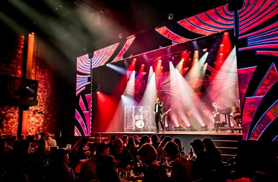 Amsterdam: VEGAS Dinner Show with 3-Course Sharing Menu - How the shared dinner affects the value