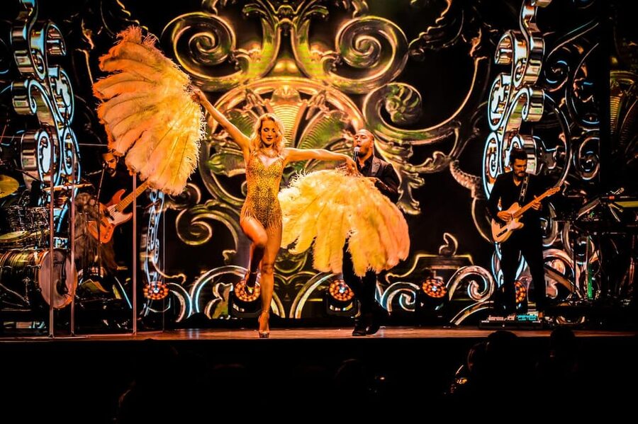 Amsterdam: VEGAS Dinner Show with 3-Course Sharing Menu - Service, timing, and practical expectations