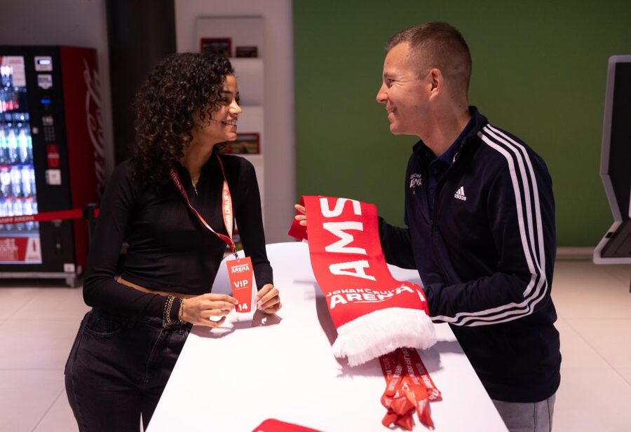 Amsterdam: VIP Johan Cruijff ArenA Tour with Drink and Scarf - A drink with the pitch below