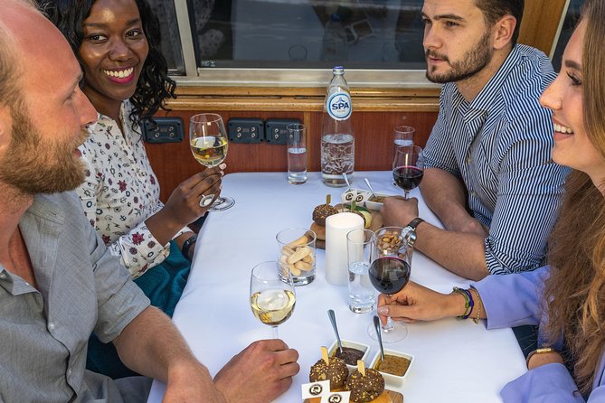 Amsterdam: Wine and Cheese Evening Cruise - The first minutes on the water
