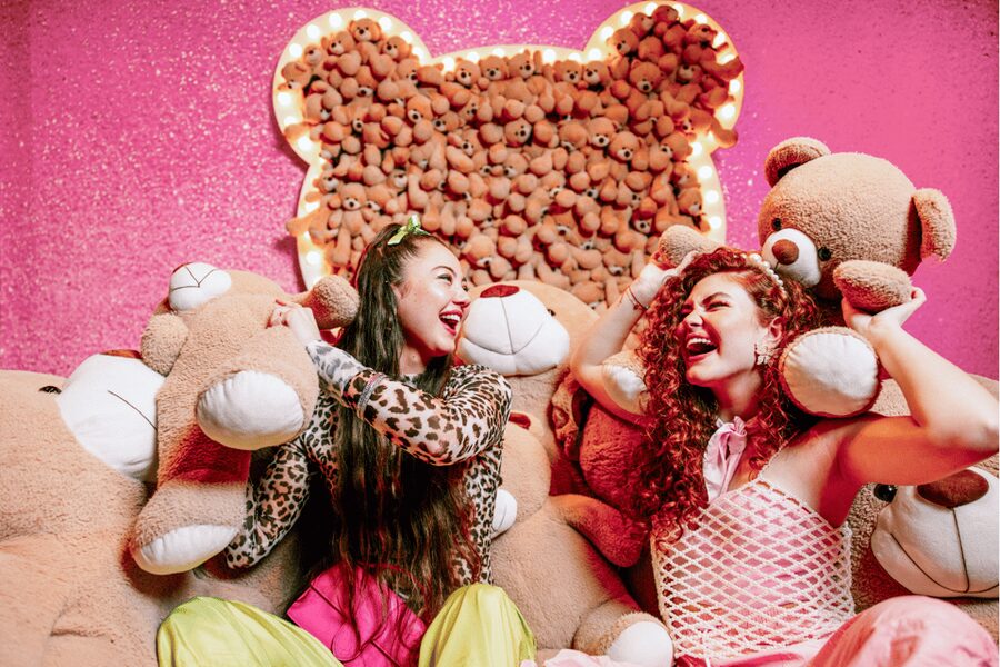Amsterdam: WONDR Immersive Playground Experience Ticket - Karaoke, claw machines, and giant teddy bears