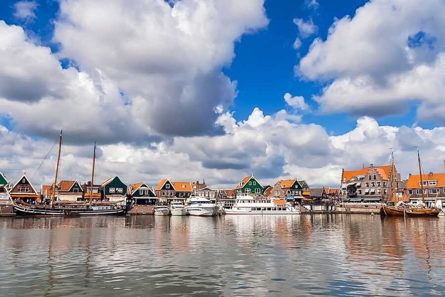 Amsterdam: Zaanse Schans, Edam, Volendam & Marken Bus Tour - Guides, languages, and the pace of the day