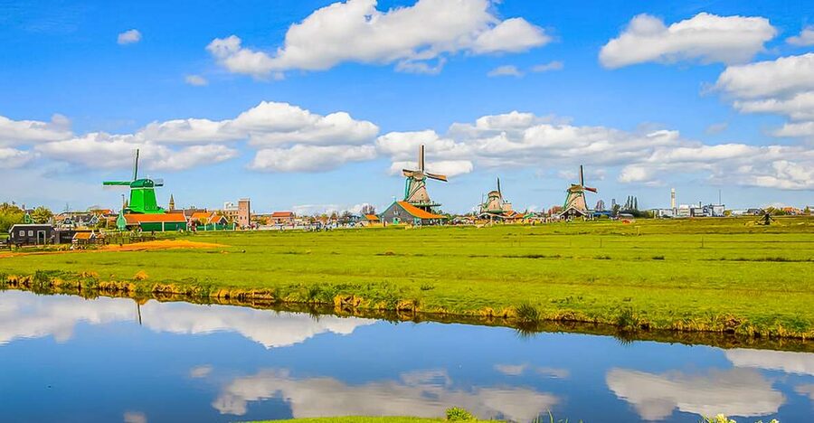 Amsterdam: Zaanse Schans, Edam, Volendam & Marken Bus Tour - Zaanse Schans and the famous windmill view