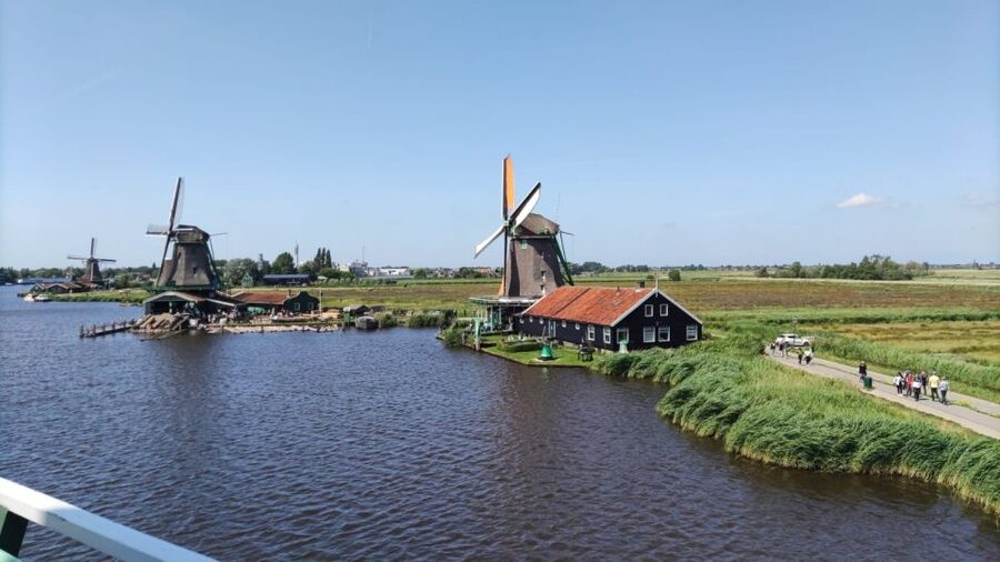 Amsterdam: Zaanse Schans Windmills Bike Tour with Guide - Why Zaanse Schans works well by bike