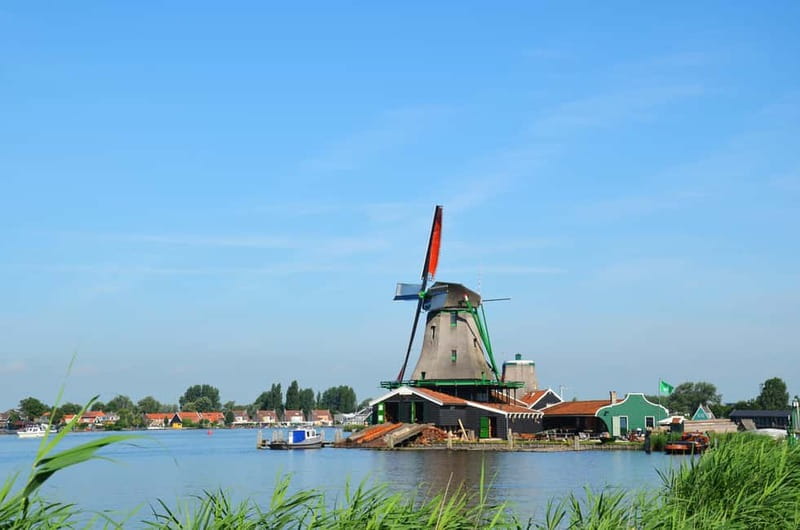 Amsterdam: Zaanse Schans windmills & Volendam Guided Tour - Cheese making on an old farm