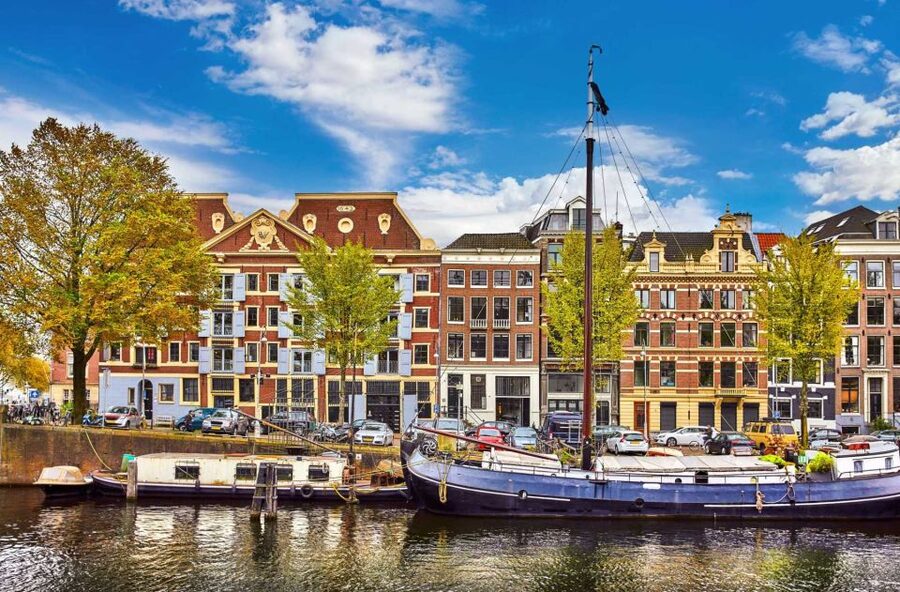 Bike Tour of Amsterdam Old Town, Top Attractions and Nature - Extending to four hours: Jewish history and the Museum District