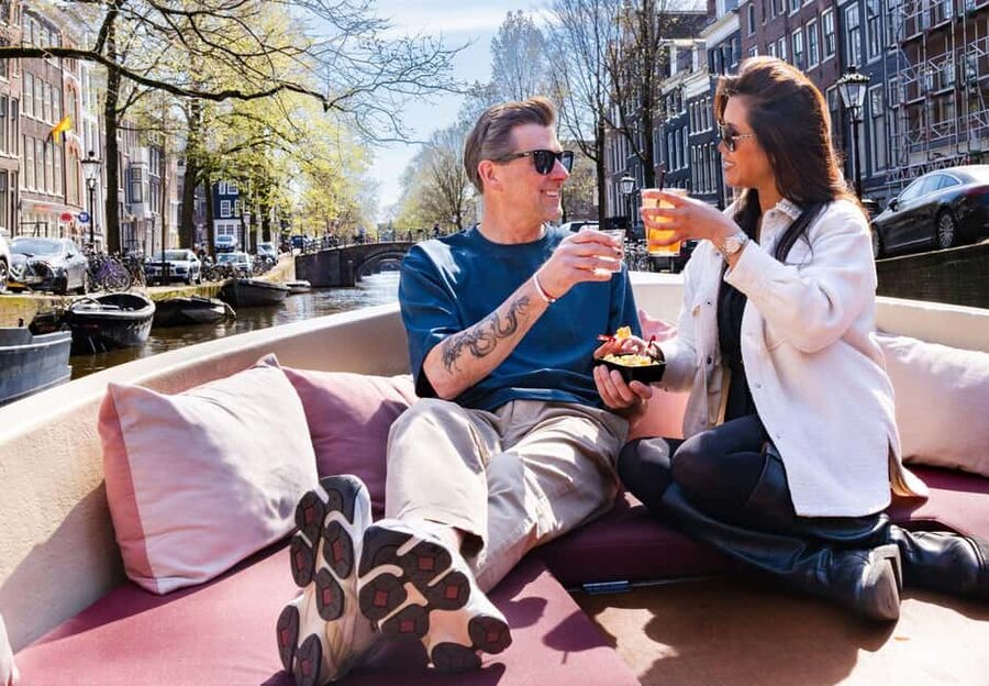 CHEESE AND DRINKS TOUR: A TASTE OF AMSTERDAM ON THE CANALS - From Oudezijds Voorburgwal to the Oude Kerk