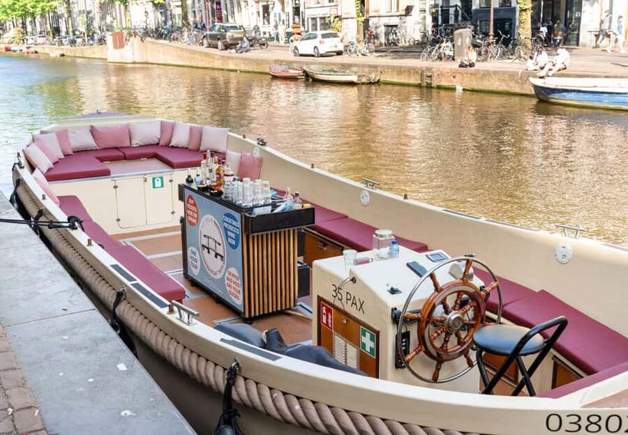 CHEESE AND DRINKS TOUR: A TASTE OF AMSTERDAM ON THE CANALS - Grimburgwal and the return to the starting dock