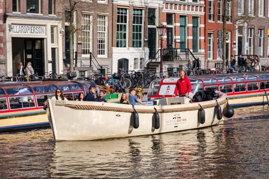 CHEESE AND DRINKS TOUR: A TASTE OF AMSTERDAM ON THE CANALS - What the $36 price is buying you
