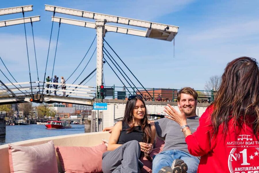 CHEESE AND DRINKS TOUR: A TASTE OF AMSTERDAM ON THE CANALS - Practical details that affect your comfort
