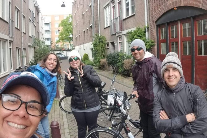 Daily group bike tour in Spanish. - A break at Proeflokaal ’t Blauwe Theehuis