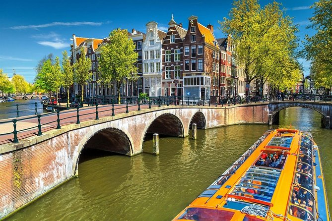 e-Scavenger hunt Amsterdam: Explore the city at your own pace - Dam Square, Damstraat, and the Old Center