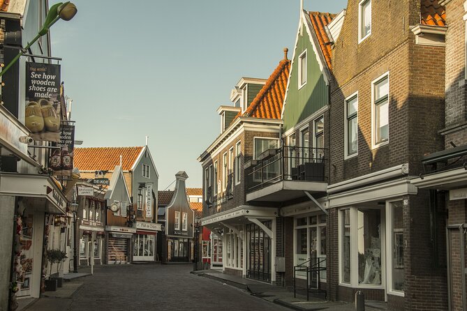 e-Scavenger hunt Volendam: Explore the city at your own pace - Wooden shoes, cheese, and the best hands-on stops