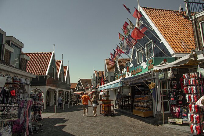 e-Scavenger hunt Volendam: Explore the city at your own pace - De Havenhof and Hotel Spaander