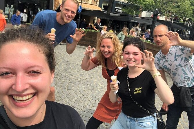 e-Scavenger hunt Volendam: Explore the city at your own pace - Saint Vincent Church and the quieter side of town