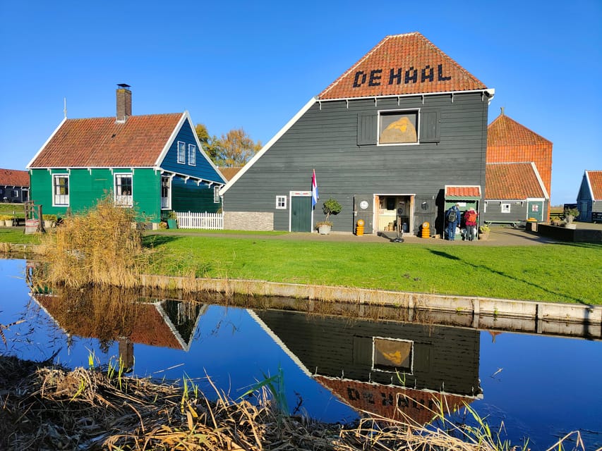 Excursion from Amsterdam to the windmills of Zaanse Schans - Meeting the guide at Amsterdam Central Station