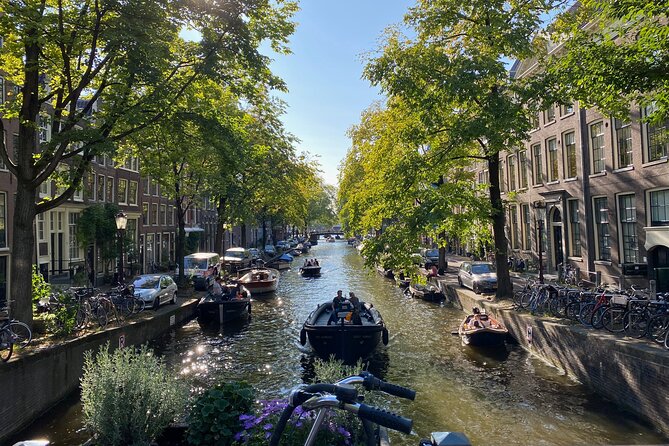 Explore hidden streets with friends - Crossing the Canal Ring and reading the city’s expansion