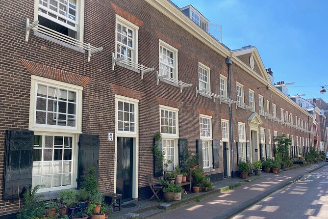Explore hidden streets with friends - Private Tour - Starting at Beursplein and Amsterdam’s commercial roots
