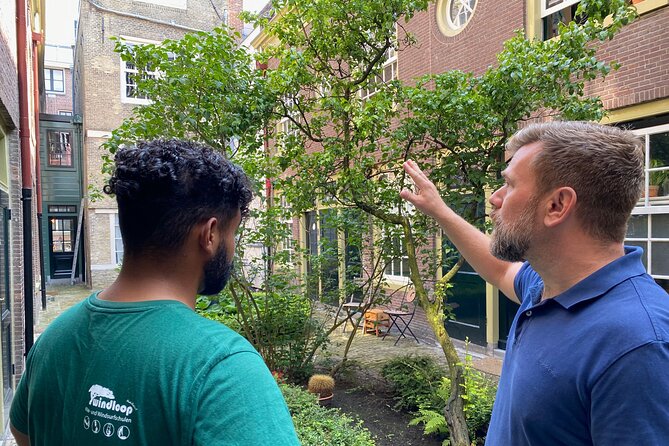 Explore hidden streets with friends - Private Tour - Karthuizerhof and the story of early social housing
