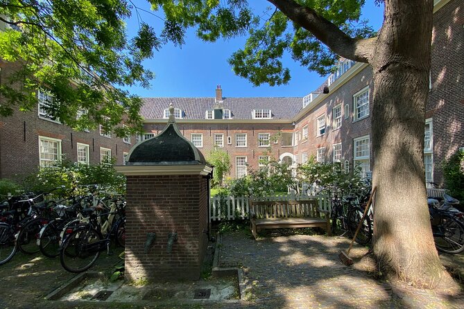 Explore hidden streets with friends - Dam Square and the former town hall
