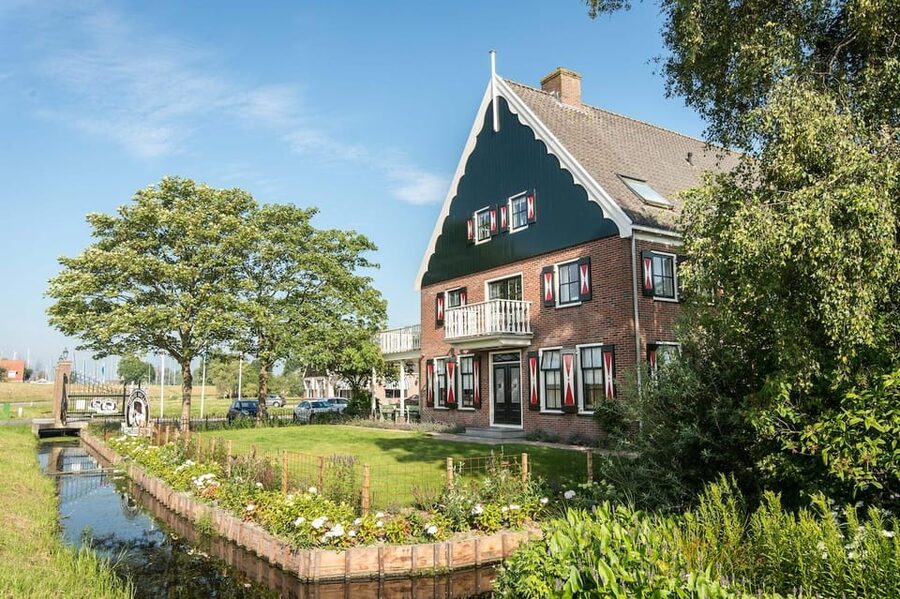 From Amsterdam; Alkmaar Cheese market & Zaanse Schans - How much can you really see in six hours?