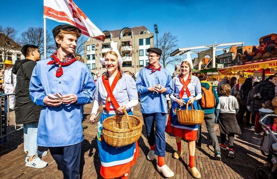 From Amsterdam; Alkmaar Cheese market & Zaanse Schans - Who should choose this day trip?
