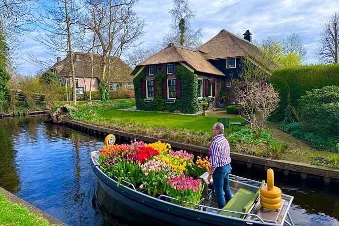 From Amsterdam: Giethoorn Day Trip with Canal & Village Tour - Seeing Giethoorn From the Water