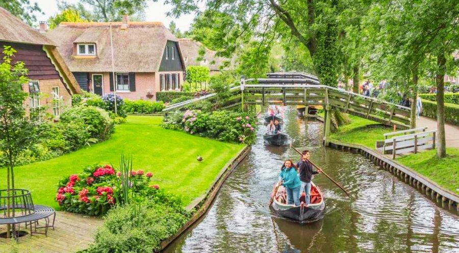 From Amsterdam: Giethoorn Guided Day Trip with Canal Cruise - Why Giethoorn makes a worthwhile day from Amsterdam