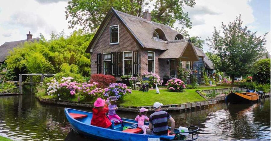 From Amsterdam: Giethoorn Guided Day Trip with Canal Cruise - Meeting in central Amsterdam at 10:45 AM