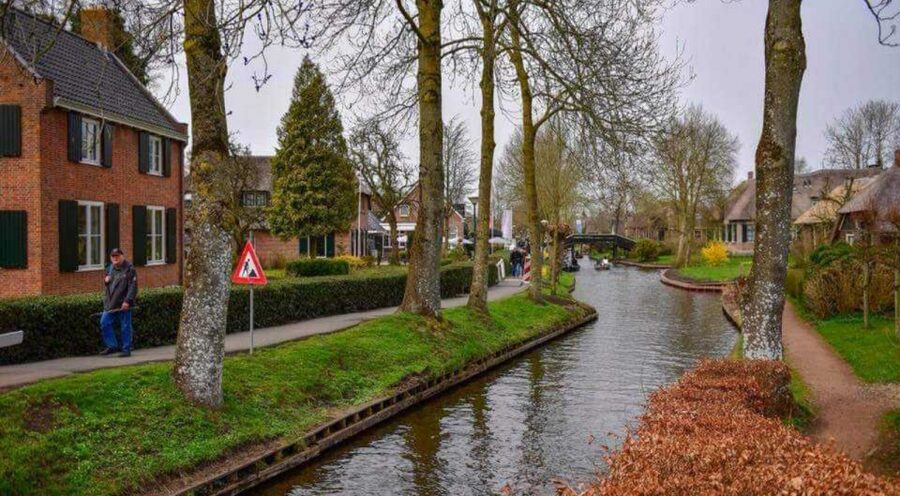 From Amsterdam: Giethoorn Guided Day Trip with Canal Cruise - Arriving in the car-free village