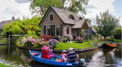 Giethoorn Guided Day Trip with Canal Cruise