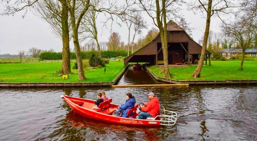 From Amsterdam: Giethoorn Guided Day Trip with Canal Cruise - The one-hour canal cruise