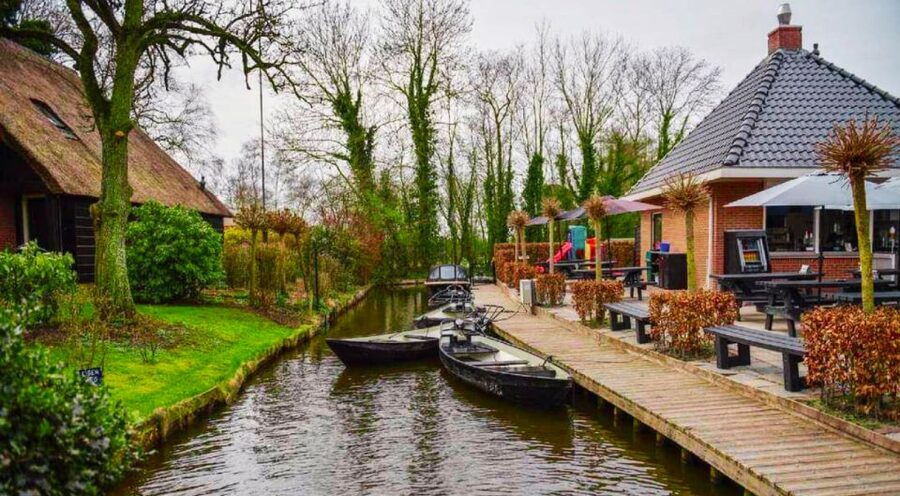 From Amsterdam: Giethoorn Guided Day Trip with Canal Cruise - Who should book this Giethoorn day trip?