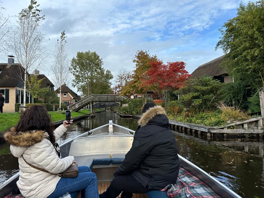 From Amsterdam: Giethoorn Small Group Tour with Boat Ride - Cruising Giethoorn’s old canals